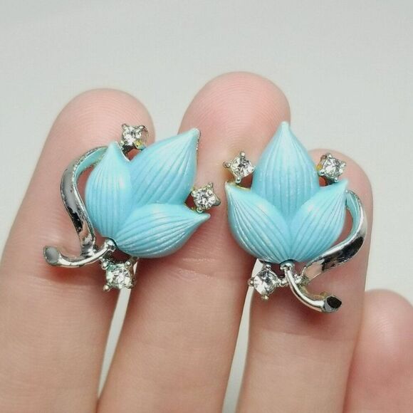 Vintage Lisner Blue Leaf Rhinestone Clip On Screw Back Earrings, Silver Tone - Picture 1 of 7